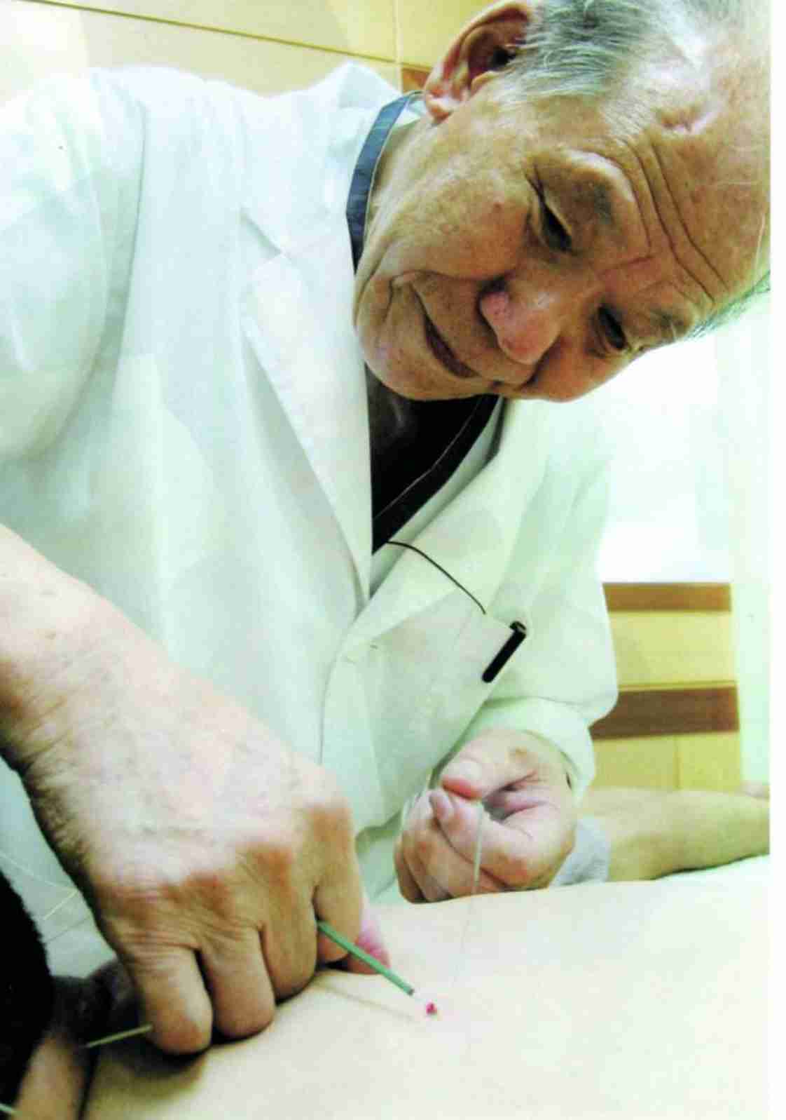 针通经络+灸调阴阳++百岁医生讲针灸的秘密.pdf-1-预览